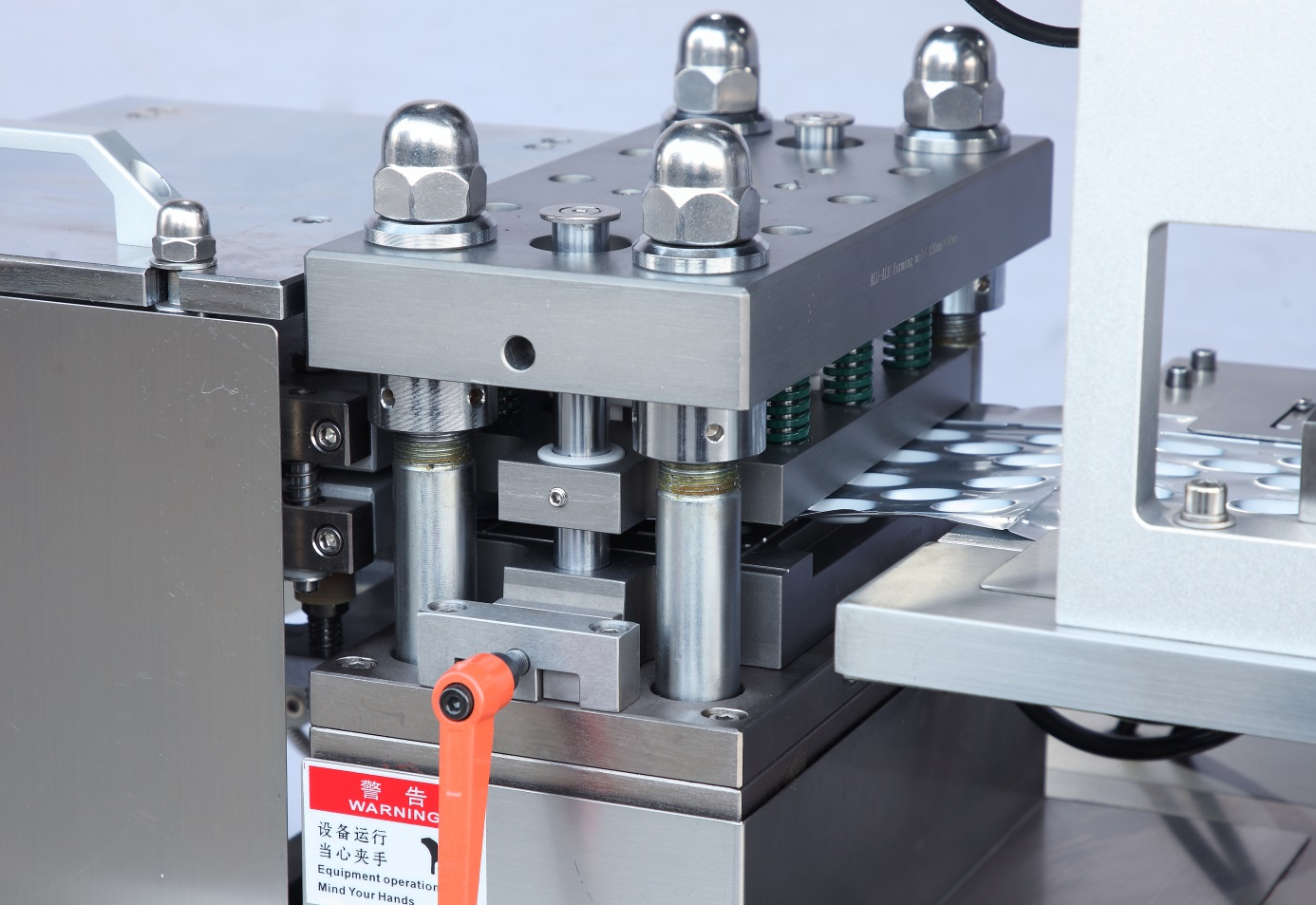 Quick release & install molding station Station de moulage à dégagement et installation rapides