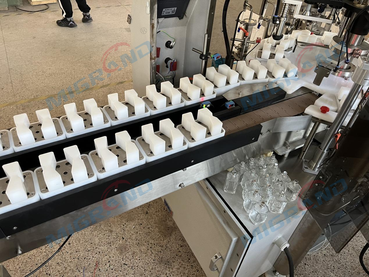 Bottle discharge conveyor belt of perfume fil machine Convoyeur à décharge de bouteille de la machine à fil de parfum