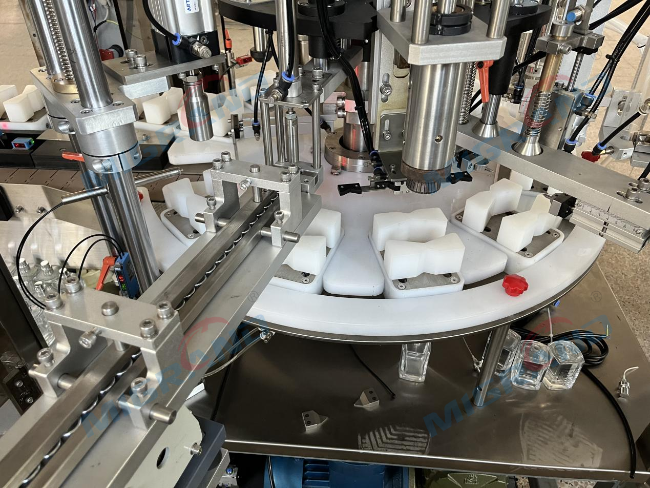 Cover locking station of perfume filling machine Station de verrouillage de la couverture de la machine à remplissage de parfum