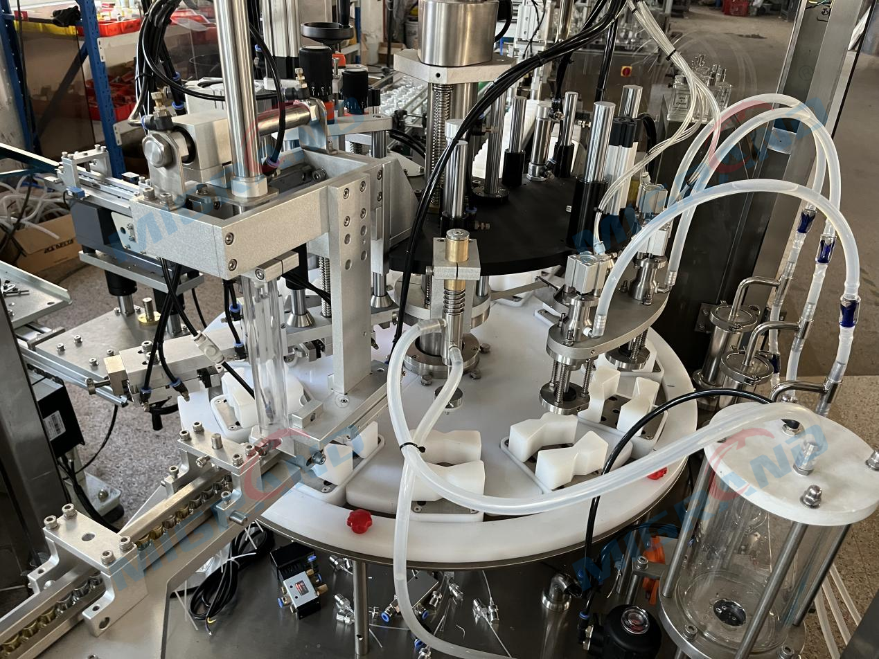Three-step filling station and negative-pressure filling station Station de remplissage en trois étapes et station de remplissage à pression négative