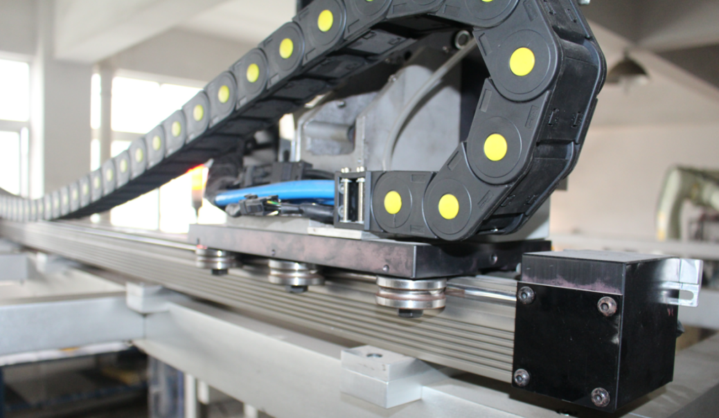 glissi&egrave;re et cha&icirc;ne de r&eacute;servoir