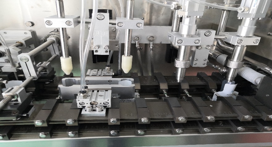 Dispositif sp&eacute;cial personnalis&eacute; d'ouverture et de soufflage de sacs, remplissage &agrave; double t&ecirc;te更有效开袋吹气装置、双头灌装