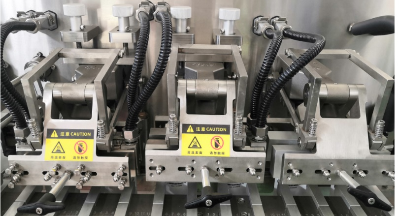 Les doubles stations de thermoscellage, le refroidissement et le scellage uniques rendent la forme du sac plus parfaite.