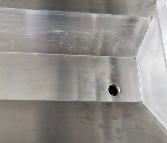 Le r&eacute;servoir de collecte d'eau en forme de U est adopt&eacute;, ce qui est pratique pour nettoyer l'&eacute;quipement chaque jour, et les eaux us&eacute;es sont directement &eacute;vacu&eacute;es dans le syst&egrave;me de drainage.