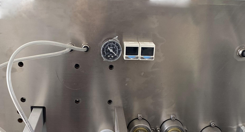 Manom&egrave;tre de d&eacute;tection de vide, pas de remplissage sans ouverture du sac, rejet du sac vide, peut &ecirc;tre utilis&eacute; deux fois, r&eacute;duit les d&eacute;chets.