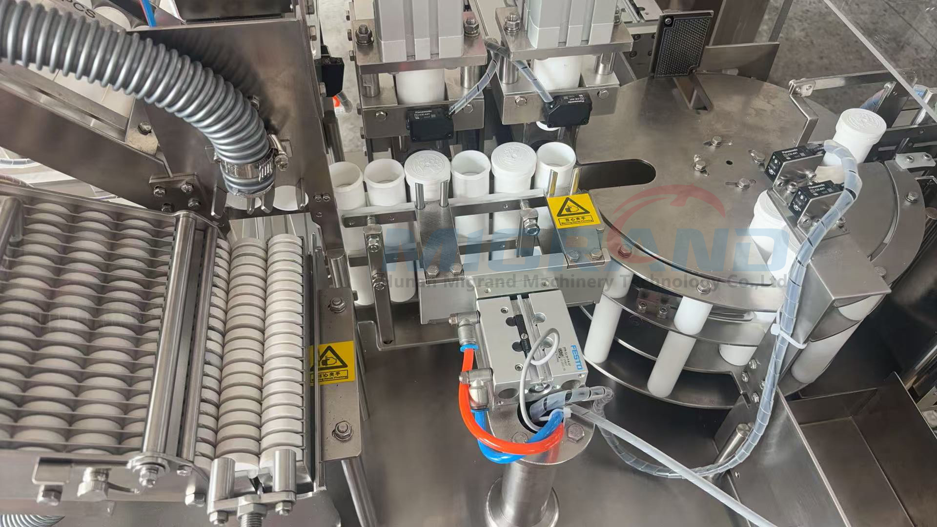 M&eacute;canisme d’insertion du tube de comprim&eacute; effervescent (deux flacons &agrave; la fois)